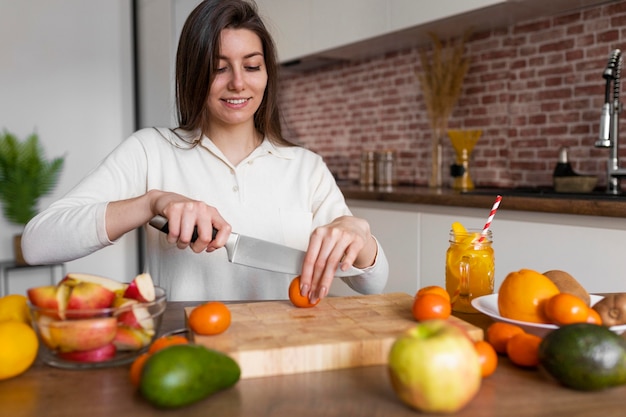 Coup moyen femme coupe tomate