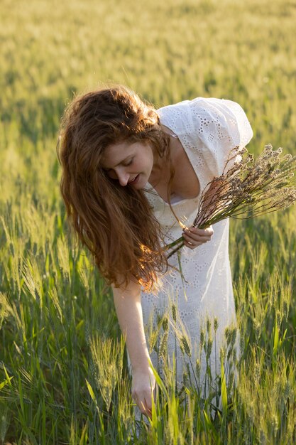 Photo gratuite coup moyen femme cueillant des plantes