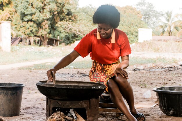 Coup moyen femme cuisine à l'extérieur