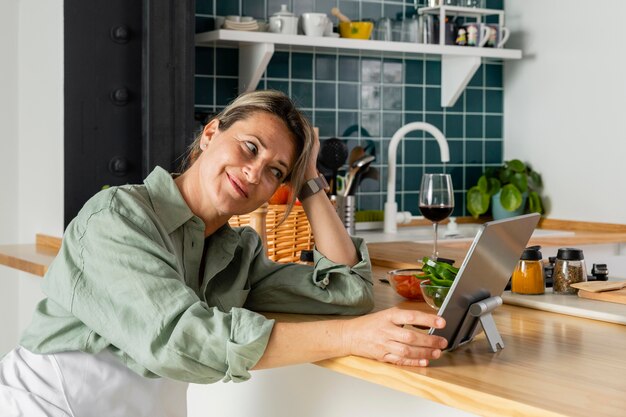 Coup moyen femme dans la cuisine