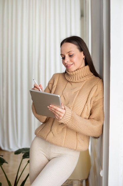 Coup moyen femme dessinant dans l'ipad