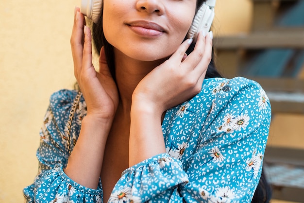 Coup moyen de femme écoutant de la musique