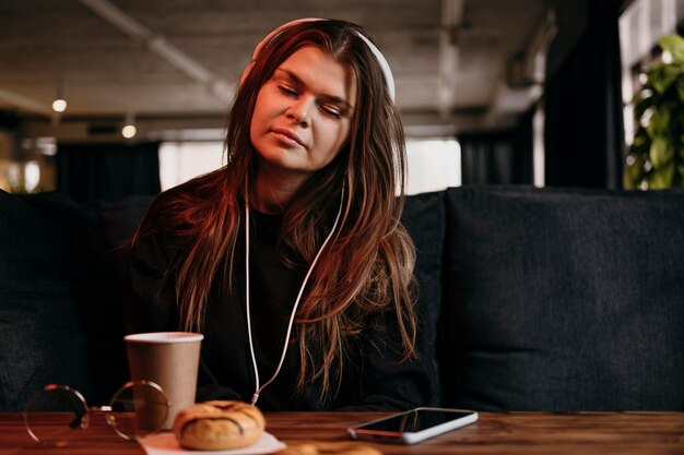 Coup moyen femme écoutant de la musique