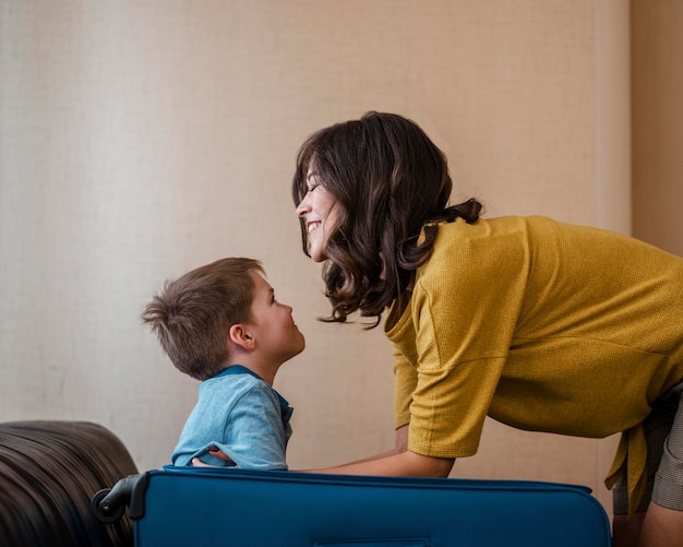 Coup moyen femme et enfant avec bagages