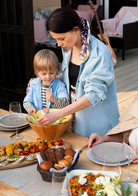 Photo gratuite coup moyen femme et enfant à l'extérieur