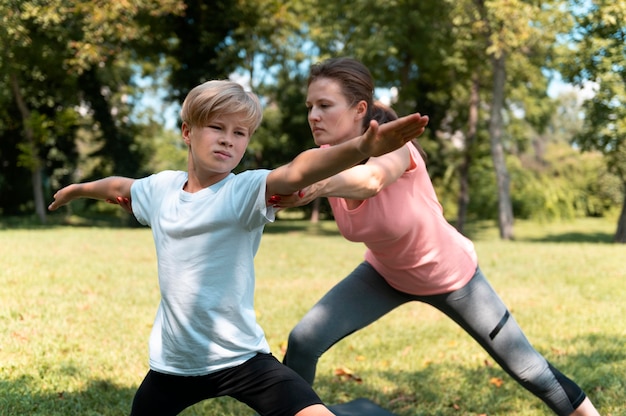 Coup moyen femme et enfant à l'extérieur