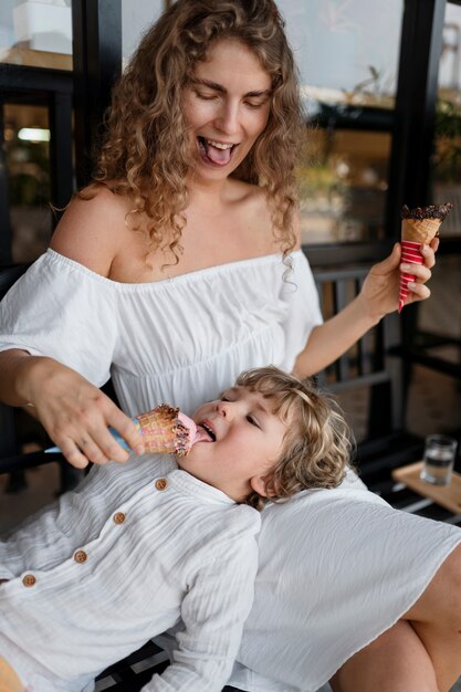 Coup moyen femme et enfant avec de la glace