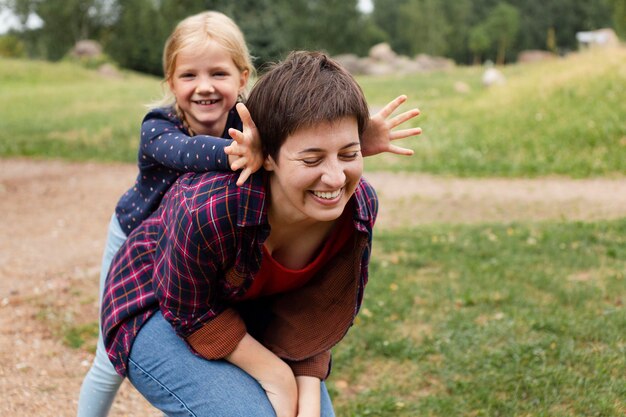 Coup moyen femme et enfant jouant