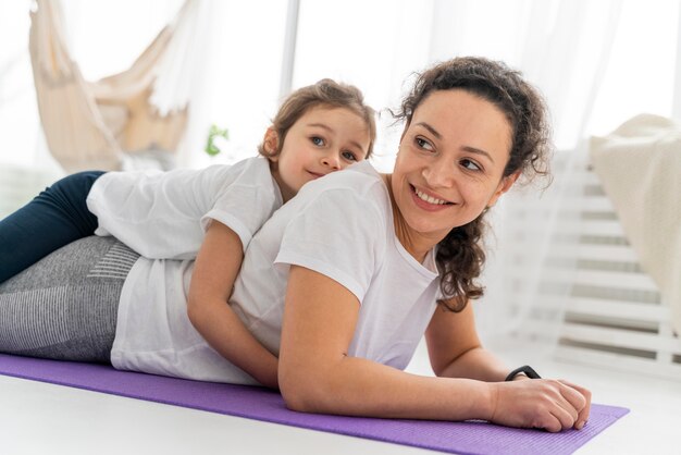 Coup moyen femme et enfant sur tapis