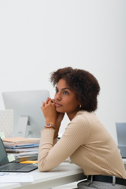 Coup moyen femme ennuyée au travail