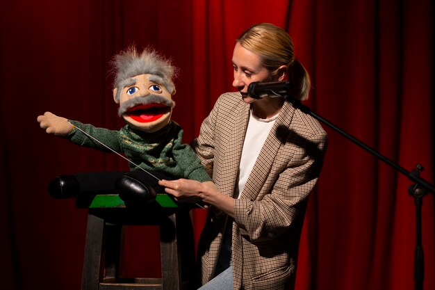 Coup moyen femme étant ventriloque