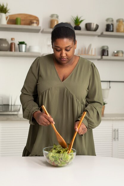 Coup moyen femme faisant de la salade