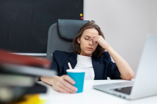 Coup moyen femme fatiguée au bureau