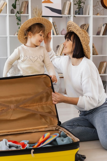 Coup Moyen Femme Et Fille Avec Des Chapeaux