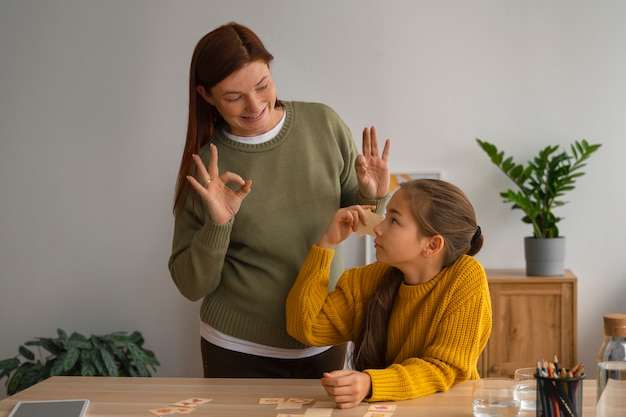 Photo gratuite coup moyen femme et fille jouant à un jeu de mémoire