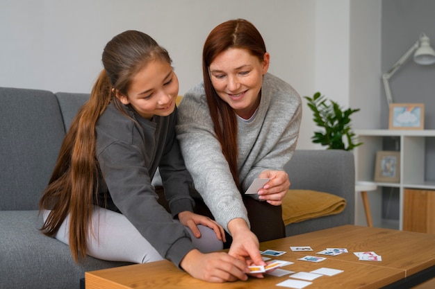 Photo gratuite coup moyen femme et fille jouant à un jeu de mémoire