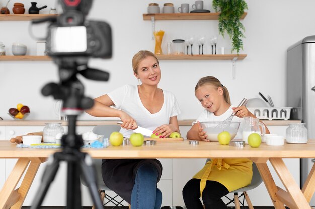 Coup moyen femme et fille à table