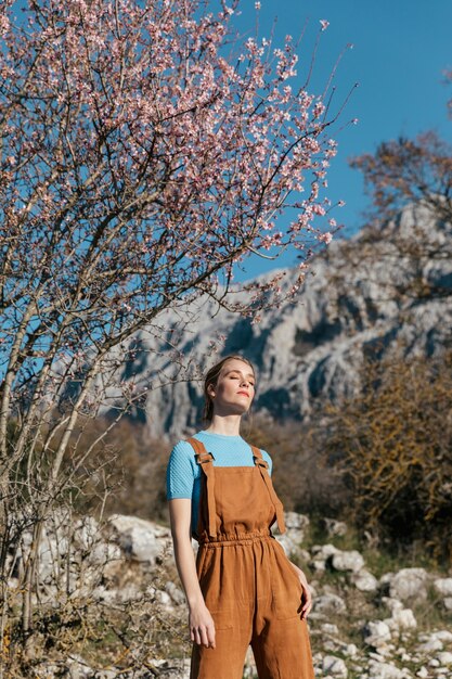 Coup moyen femme en général sous arbre fleurissant