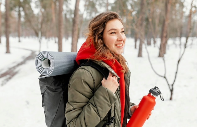 Coup moyen femme heureuse à l'extérieur