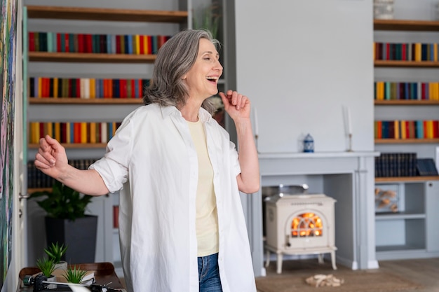 Coup moyen femme heureuse à la maison