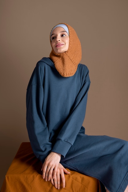 Coup moyen femme avec hijab