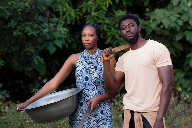 Photo gratuite coup moyen femme et homme à l'extérieur