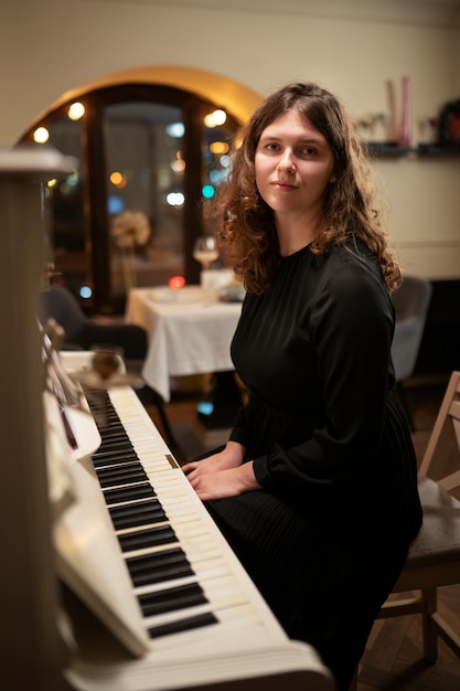 Coup moyen femme jouant du piano