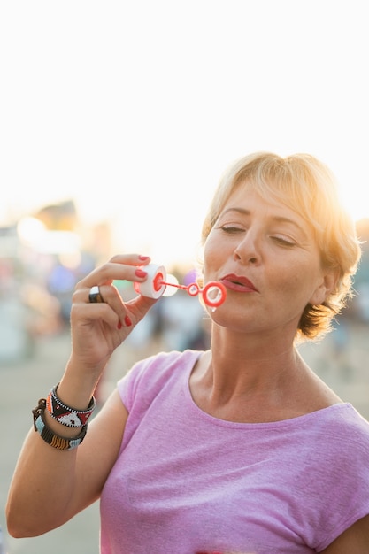 Photo gratuite coup moyen femme jouant avec des jouets