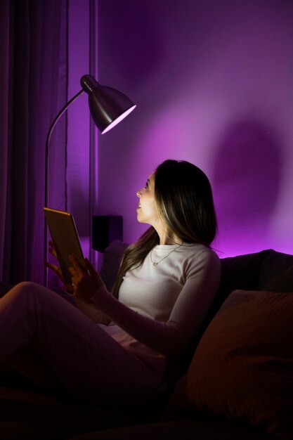 Coup moyen femme avec lampe