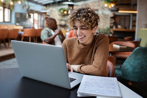 Photo gratuite coup moyen femme lisant dans un café