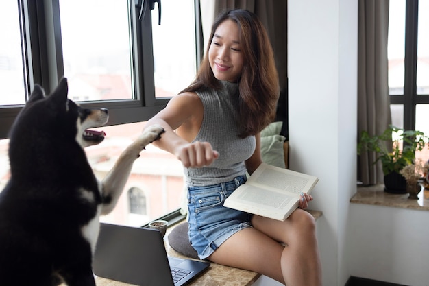 Photo gratuite coup moyen femme lisant à l'intérieur