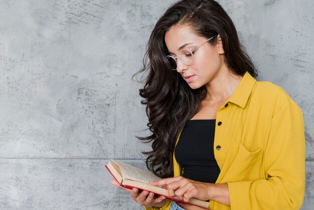 Coup moyen, femme, lunettes, lecture