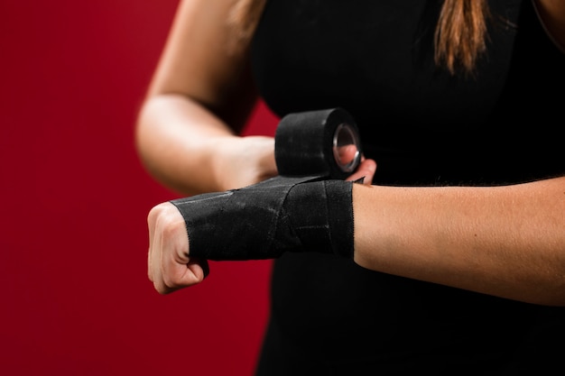 Photo gratuite coup moyen de femme avec des mains bandées