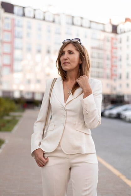 Coup moyen femme marchant à l'extérieur