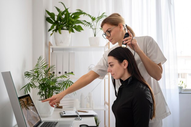 Coup moyen femme et médecin