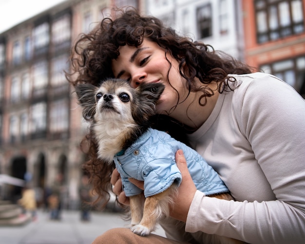 Photo gratuite coup moyen femme avec mignon chien chihuahua