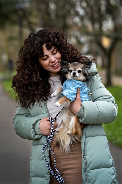 Photo gratuite coup moyen femme avec mignon chien chihuahua