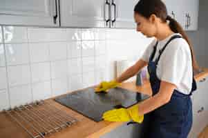 Photo gratuite coup moyen femme nettoyant la maison