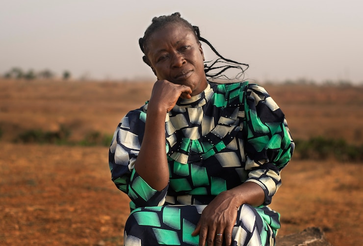 Photo gratuit coup moyen femme noire âgée à l'extérieur