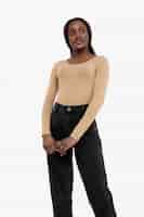 Photo gratuite coup moyen femme noire posant avec une chemise vierge