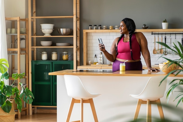 Photo gratuite coup moyen femme noire se détendre à la maison