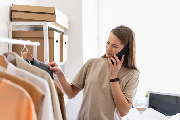 Coup moyen femme parlant au téléphone