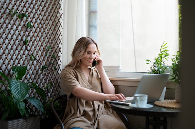 Photo gratuite coup moyen femme parlant au téléphone