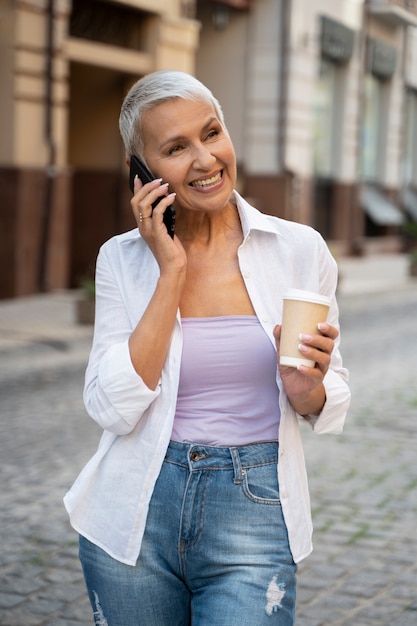 Coup moyen femme parlant au téléphone