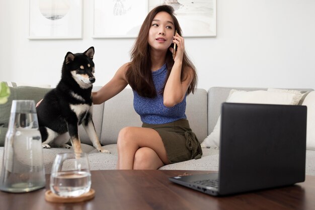 Coup moyen femme parlant au téléphone