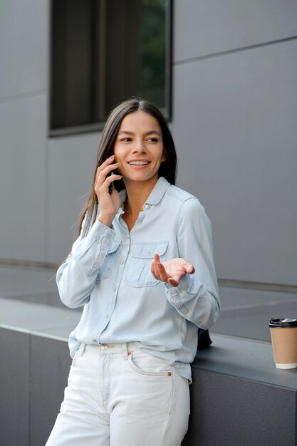 Coup moyen femme parlant au téléphone