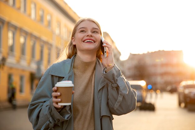 Coup moyen femme parlant au téléphone