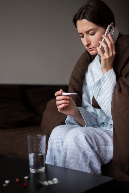 Coup moyen femme parlant au téléphone