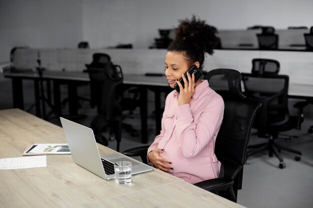 Coup moyen femme parlant au téléphone