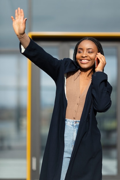 Coup moyen femme parlant au téléphone